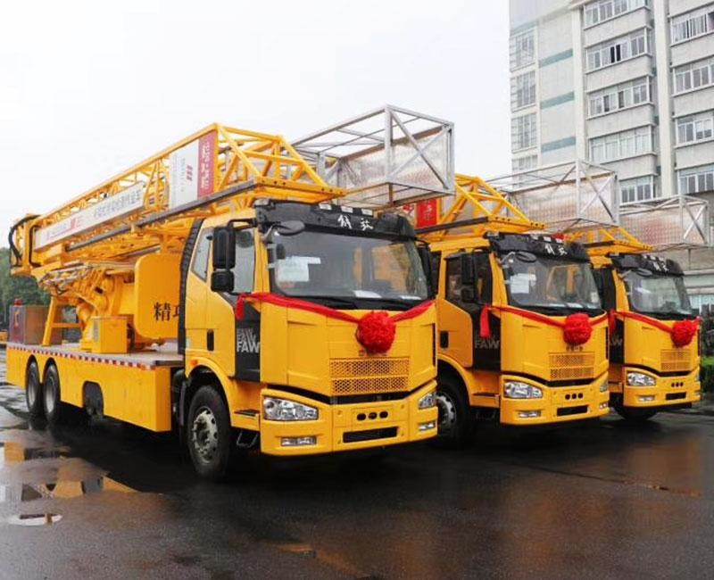 Under Bridge Inspection Truck